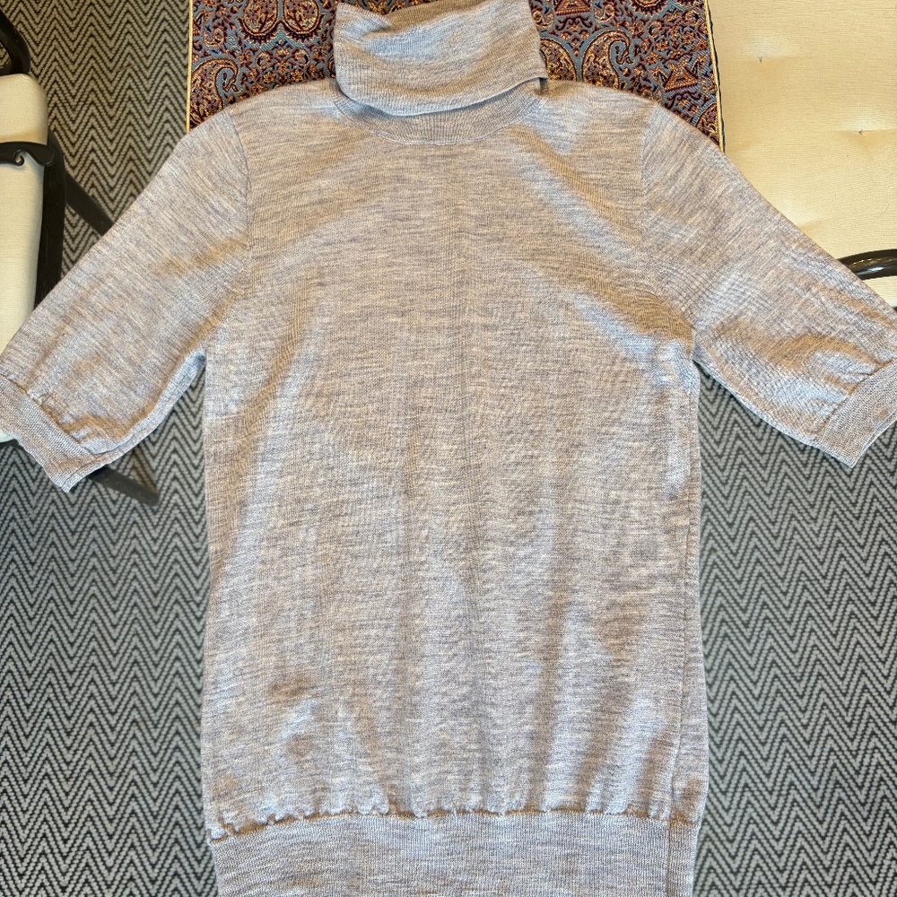 Adrienne Vittadini (L) 100% merino wool turtleneck with short sleeves, grey.
